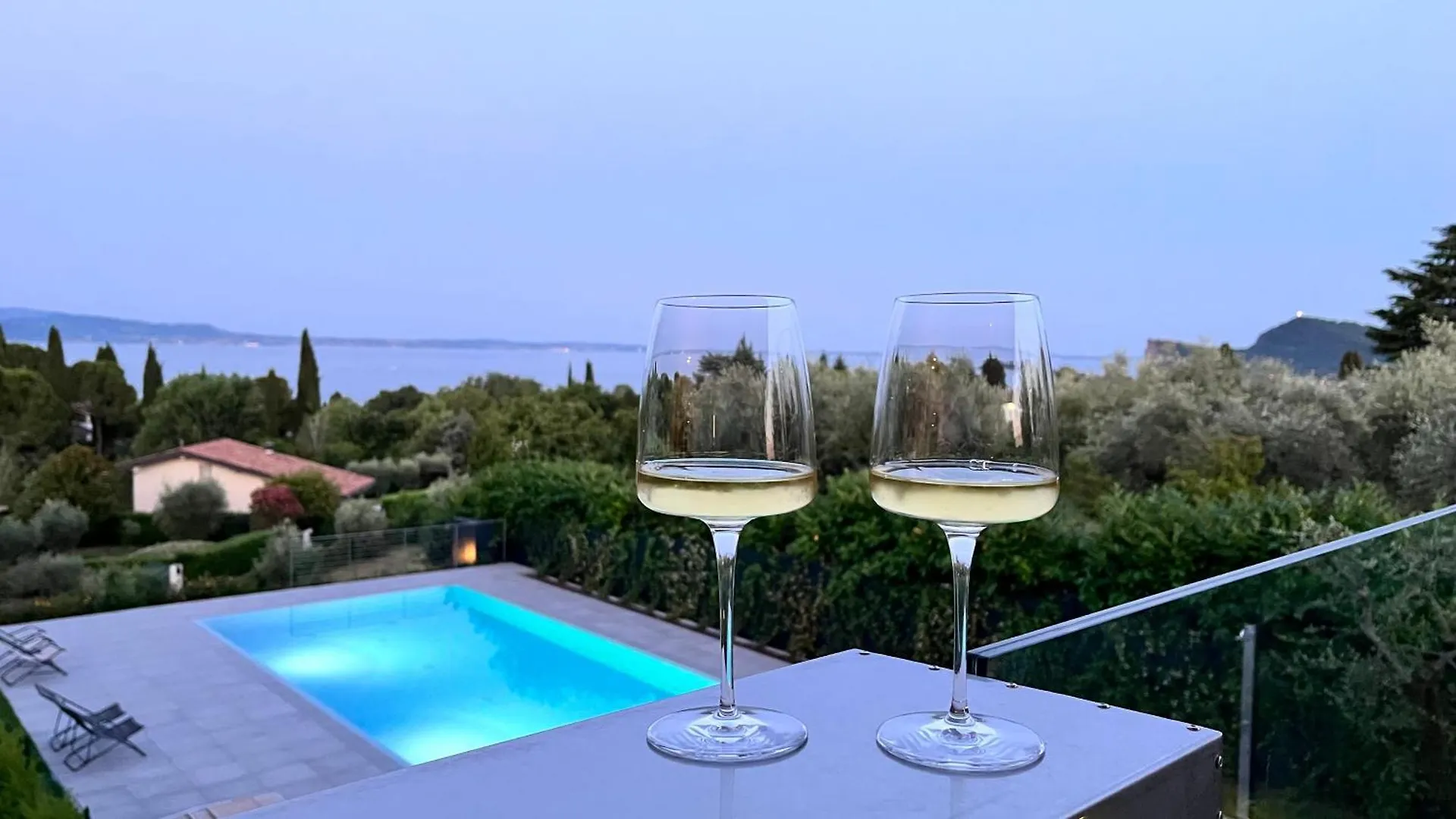 Garda Blue Luxury Apartment San Felice del Benaco Italië
